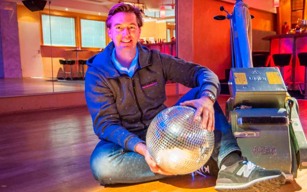 «Tanz­par­kett» Par­kett schlei­fen in der Tanzschule