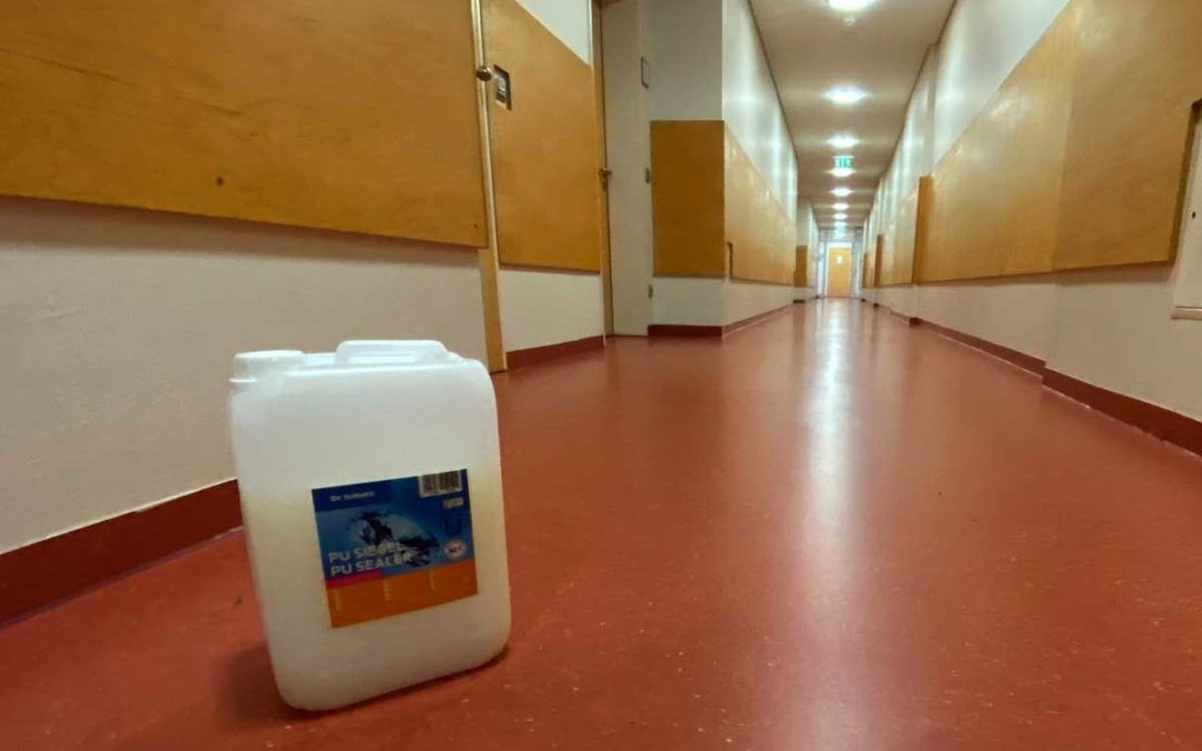Lang­zeit­schutz (Ver­ede­lung) mit PU- Sie­gel für Par­kett­bö­den und elas­ti­schen Bodenbelägen: